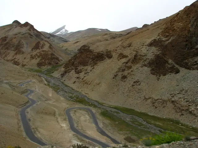 Switchbacks on the Manali–Leh road